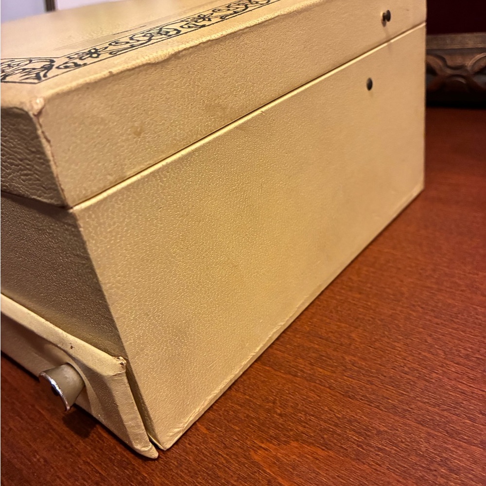 Large Vintage Jewelry Box - Picture 3 of 12